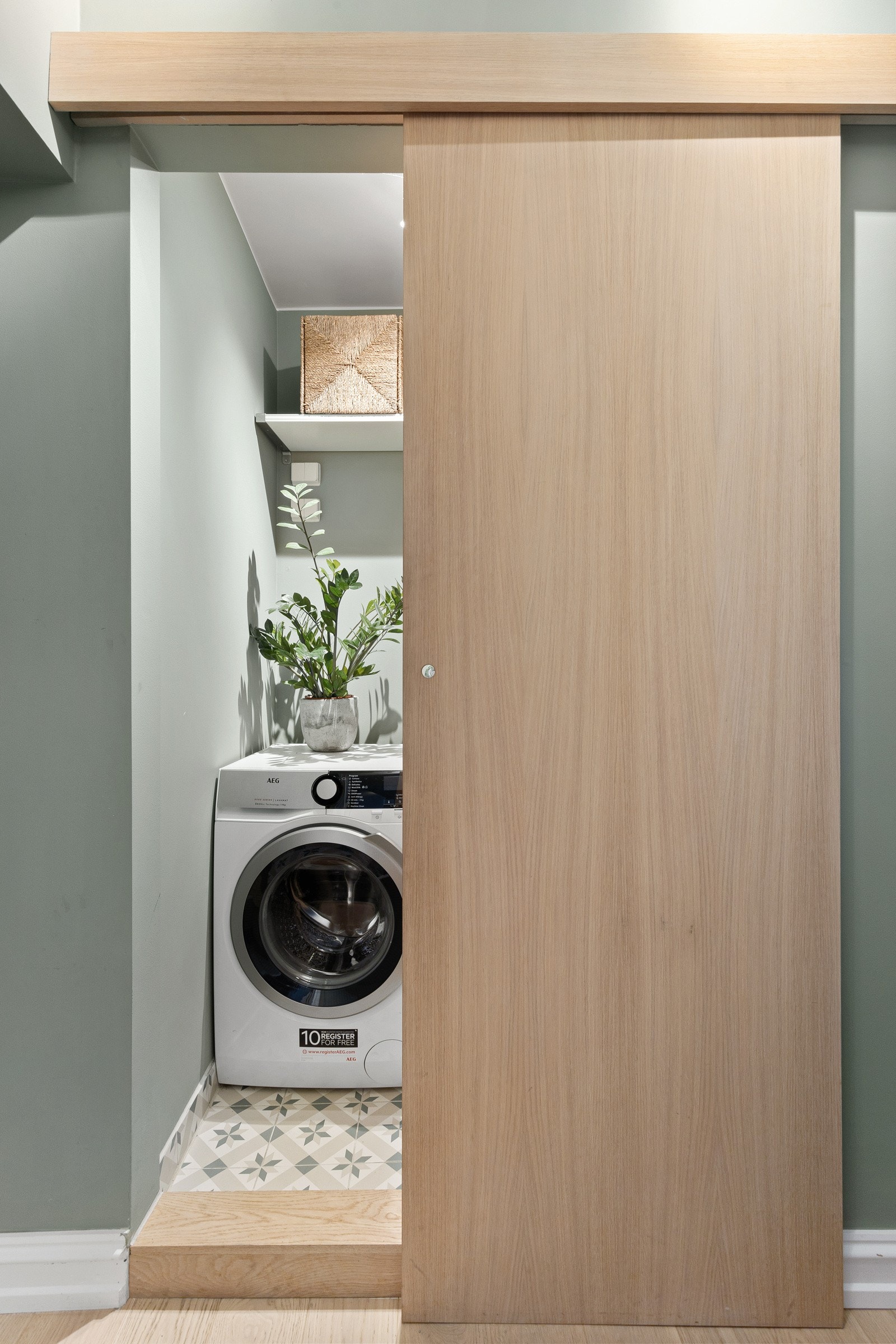 I entréen har du en praktisk skyvedør som leder videre inn til et svært praktisk omkledningsrom/vaskerom. Galleribilde