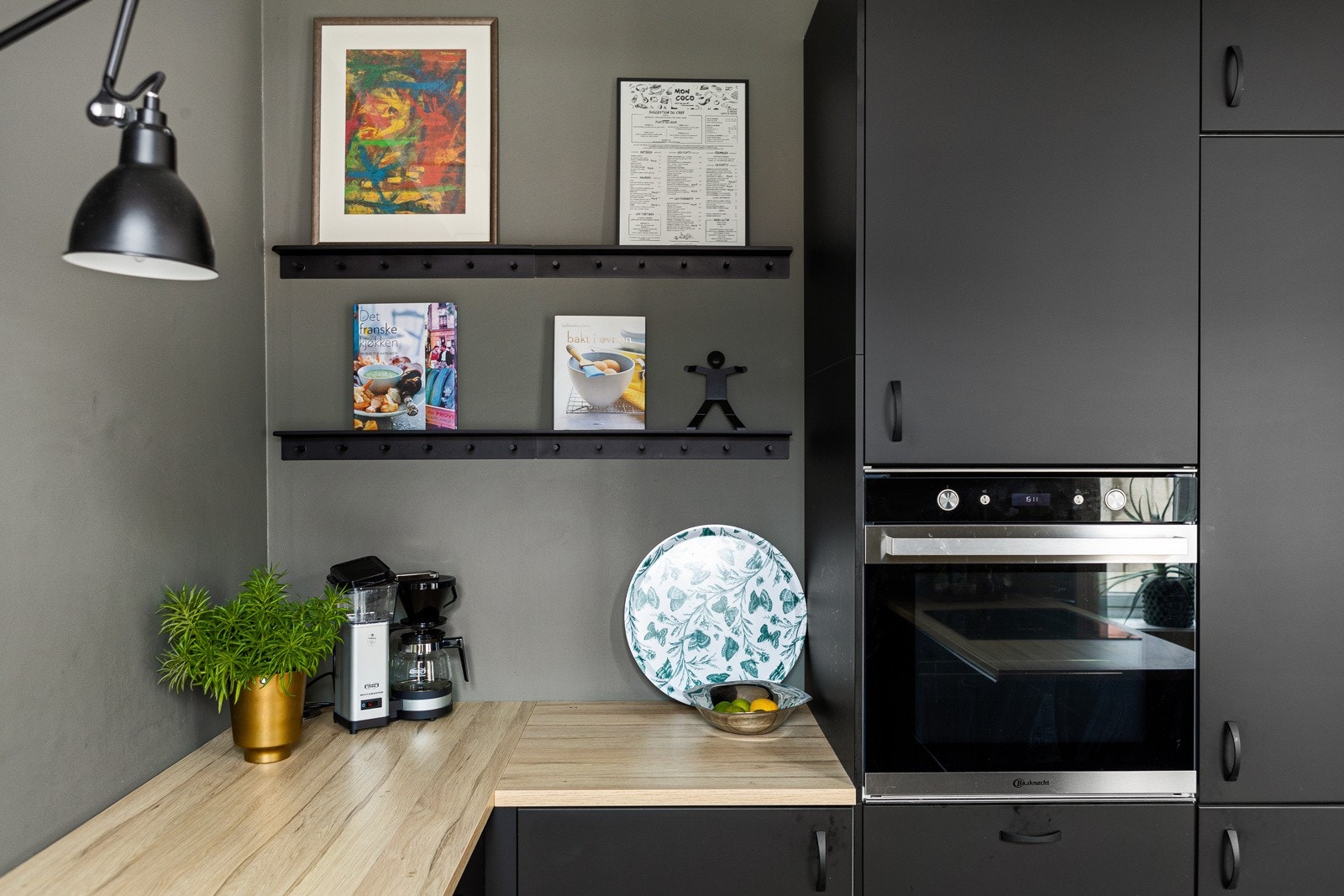 Kjøkkenet er fullt utstyrt med hvitevarer som stekeovn fra Bauknecht, induksjonstopp, innebygget takhengt ventilator, oppvaskmaskin og kjøleskap med frysedel. Alle hvitevarene er integrerte og medfølger i handelen. Galleribilde