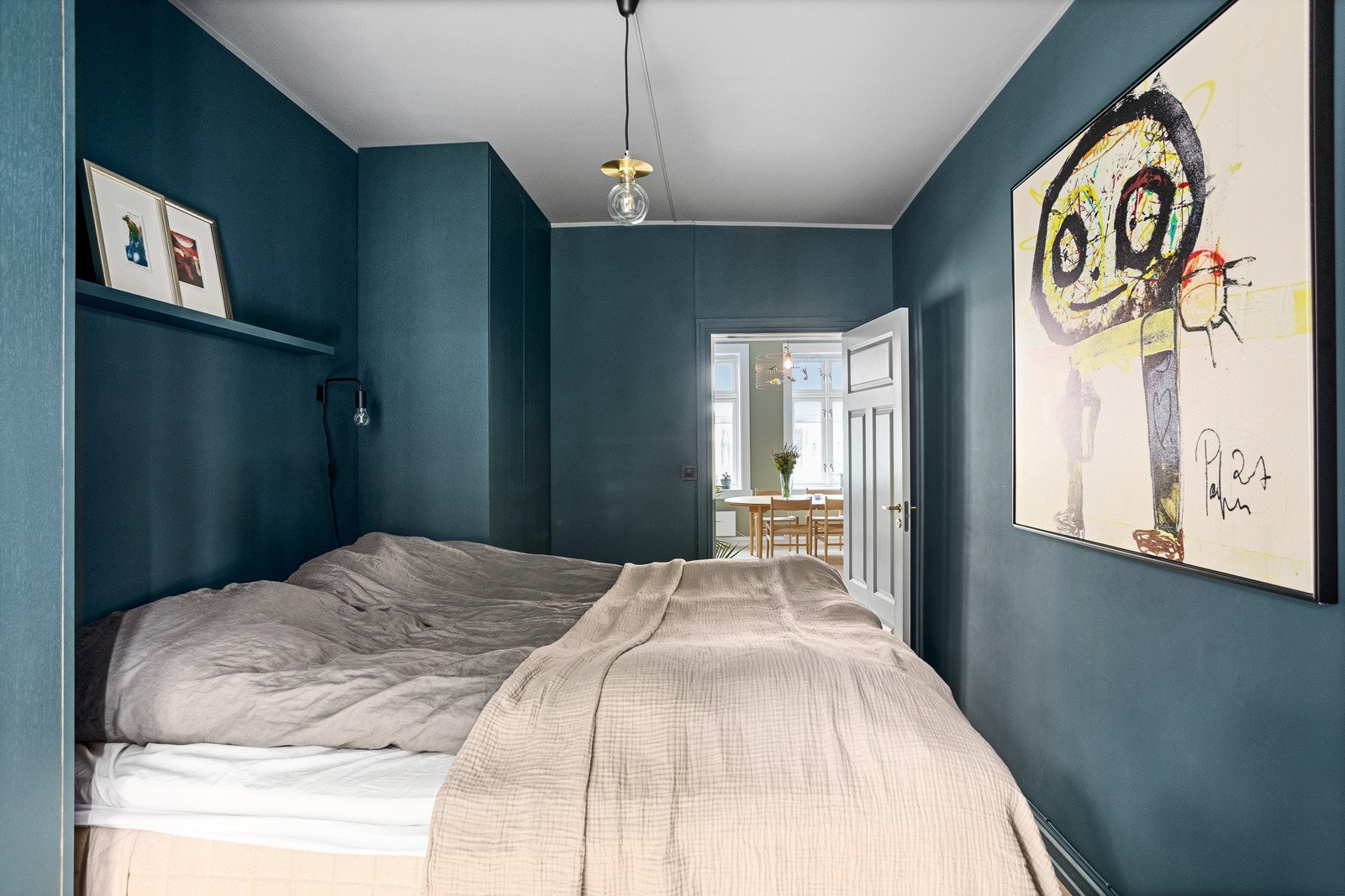 På soverommet har du naturlig plass til en stor dobbeltseng. God oppbevaringsplass i to plassbygde garderobeskap på totalt ca. 2,4 meter, samt i totalt 6 skuffer under sengen. Galleribilde