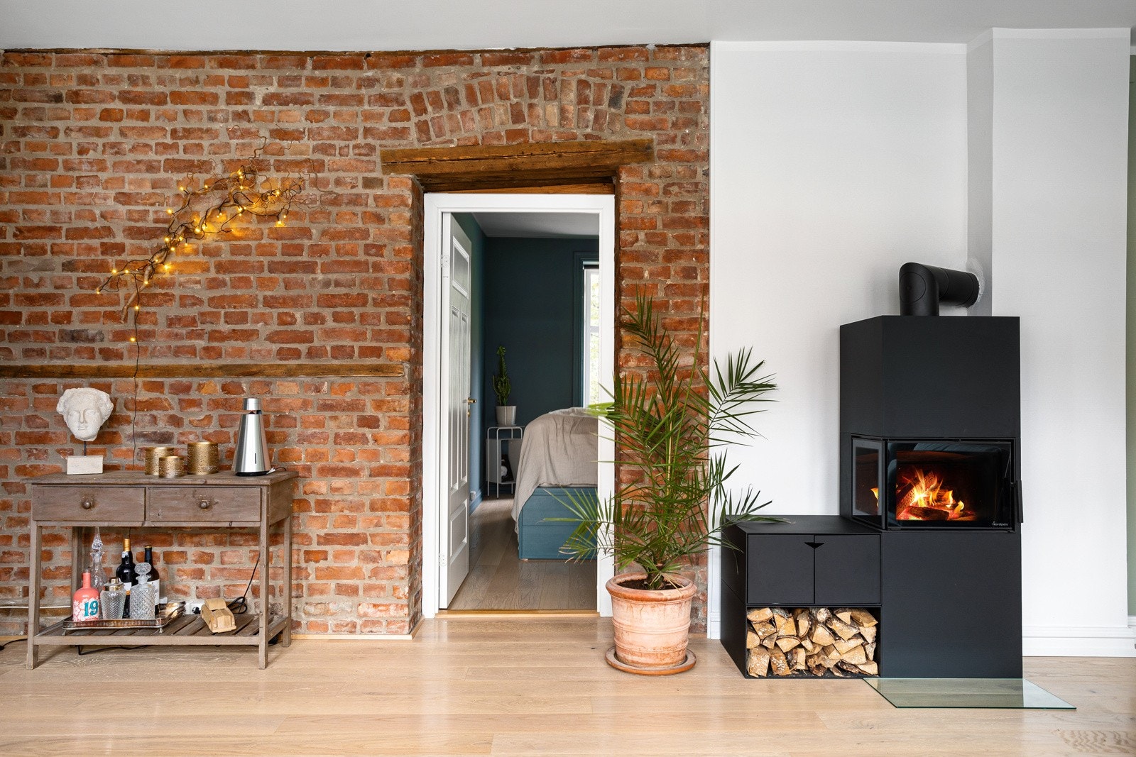 Den ene veggen er dekort med original teglstein som gir rommet særpreg og en god atmosfære. Den moderne peisovnen fra Nordpeis var ny i 2020 og varmer godt på kalde høst- og vinterdager, samt bidrar til ekstra hygge. Galleribilde