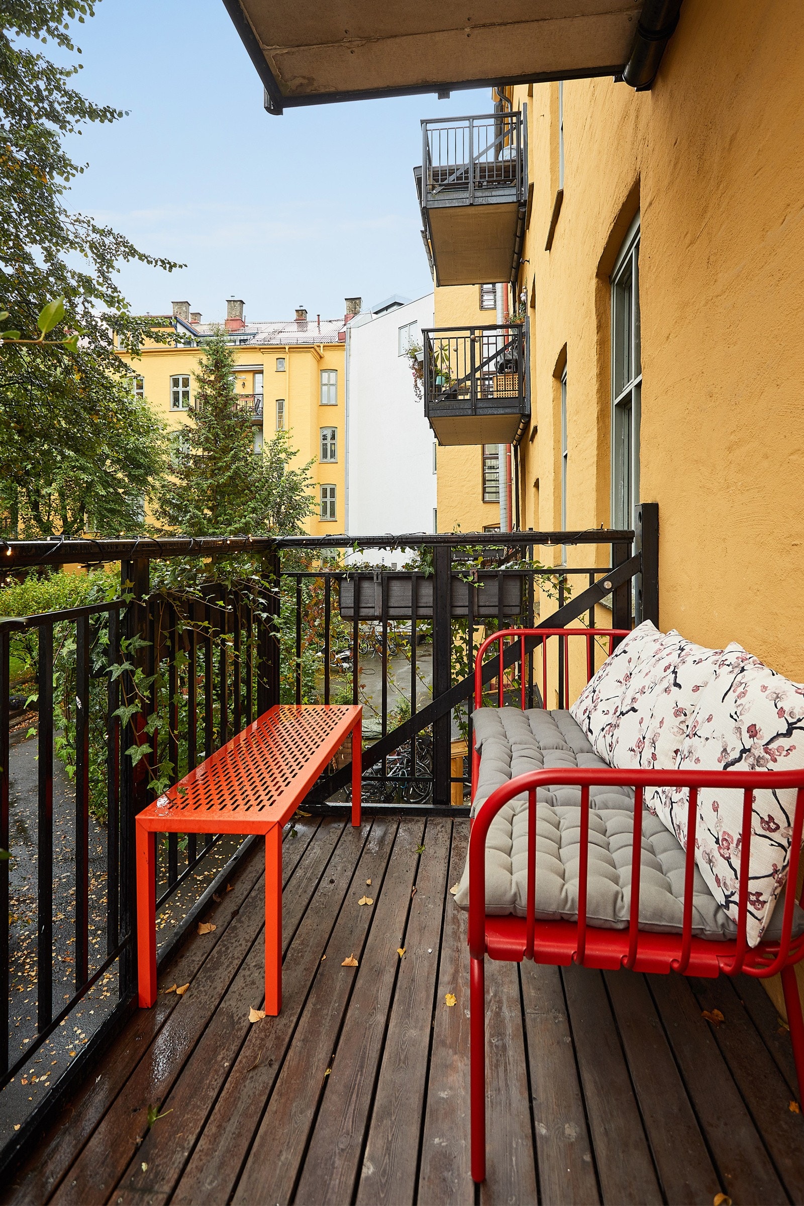 Balkongen har terrassebord på gulv og god plass til sittegruppe etter eget ønske og behov. Galleribilde