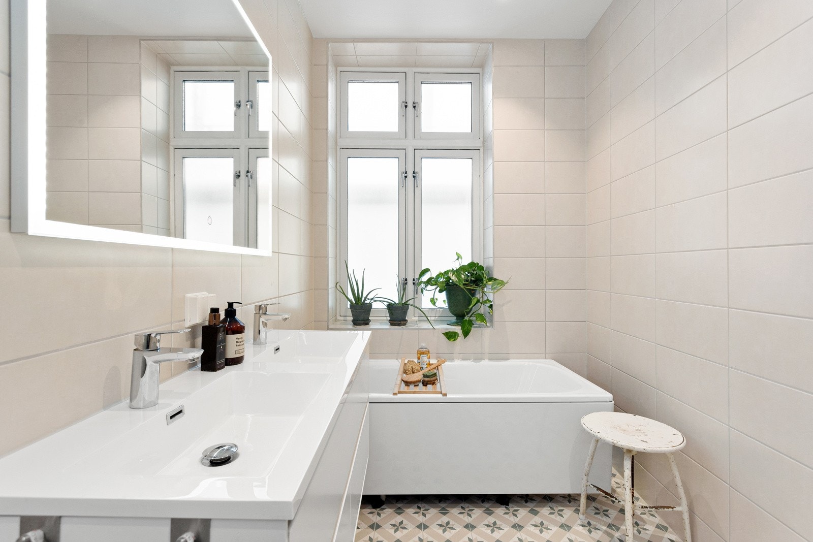 Baderommet har lekre historiske fliser på gulv med gulvvarme, lyse fliser på veggene og downlights i himlingen. Galleribilde