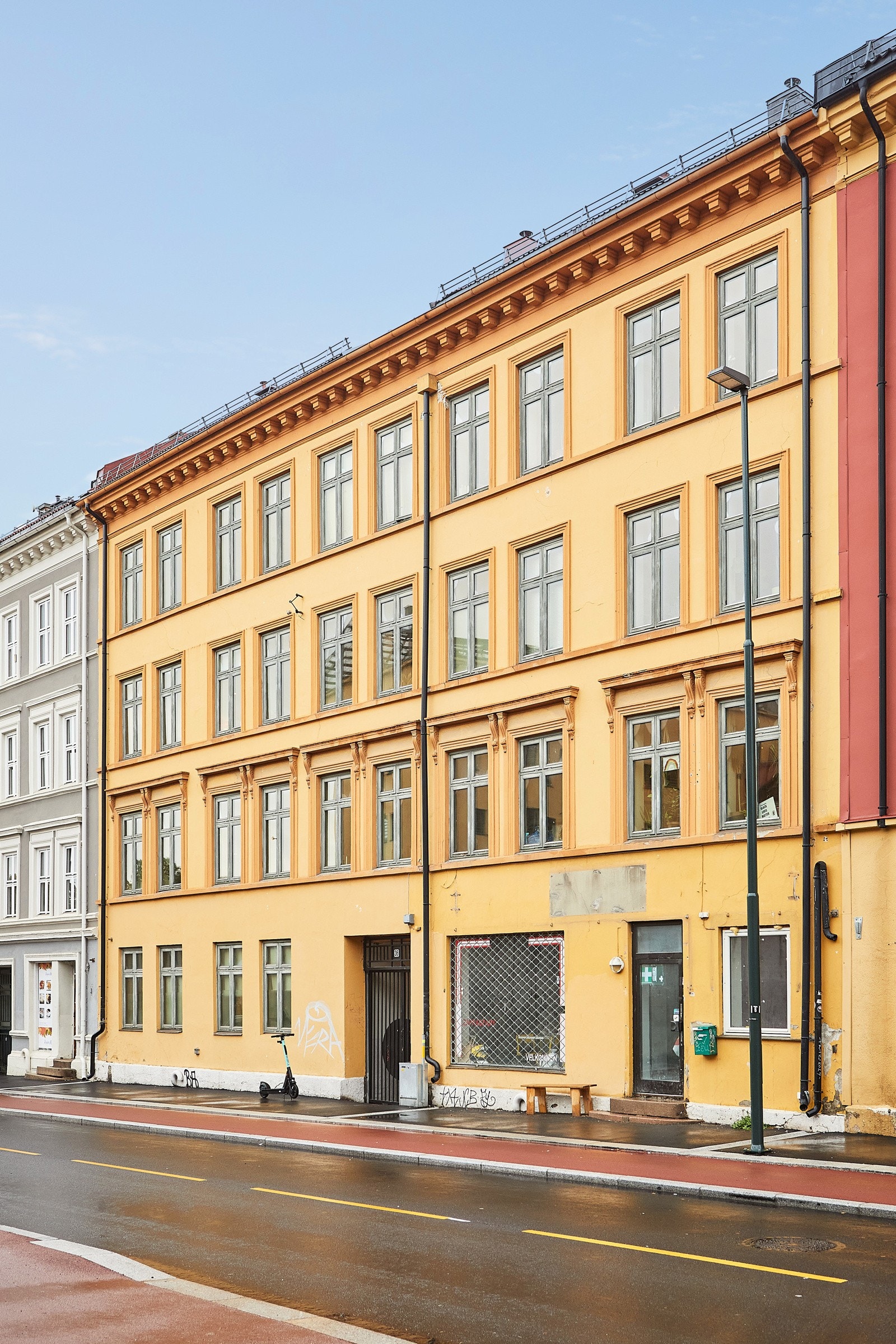 Sentral beliggenhet i et etablert boområde på Tøyen, her bor du med kort vei til alle tenkelige fasiliteter. Galleribilde