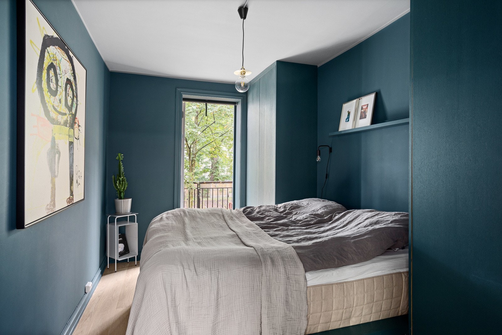 Hovedsoverommet er et stort og innbydende rom som vender ut mot rolig bakgård. God standard med lys enstavs eikeparkett på gulv og overflater malt i en nydelig og behagelig soveromsfarge. Galleribilde