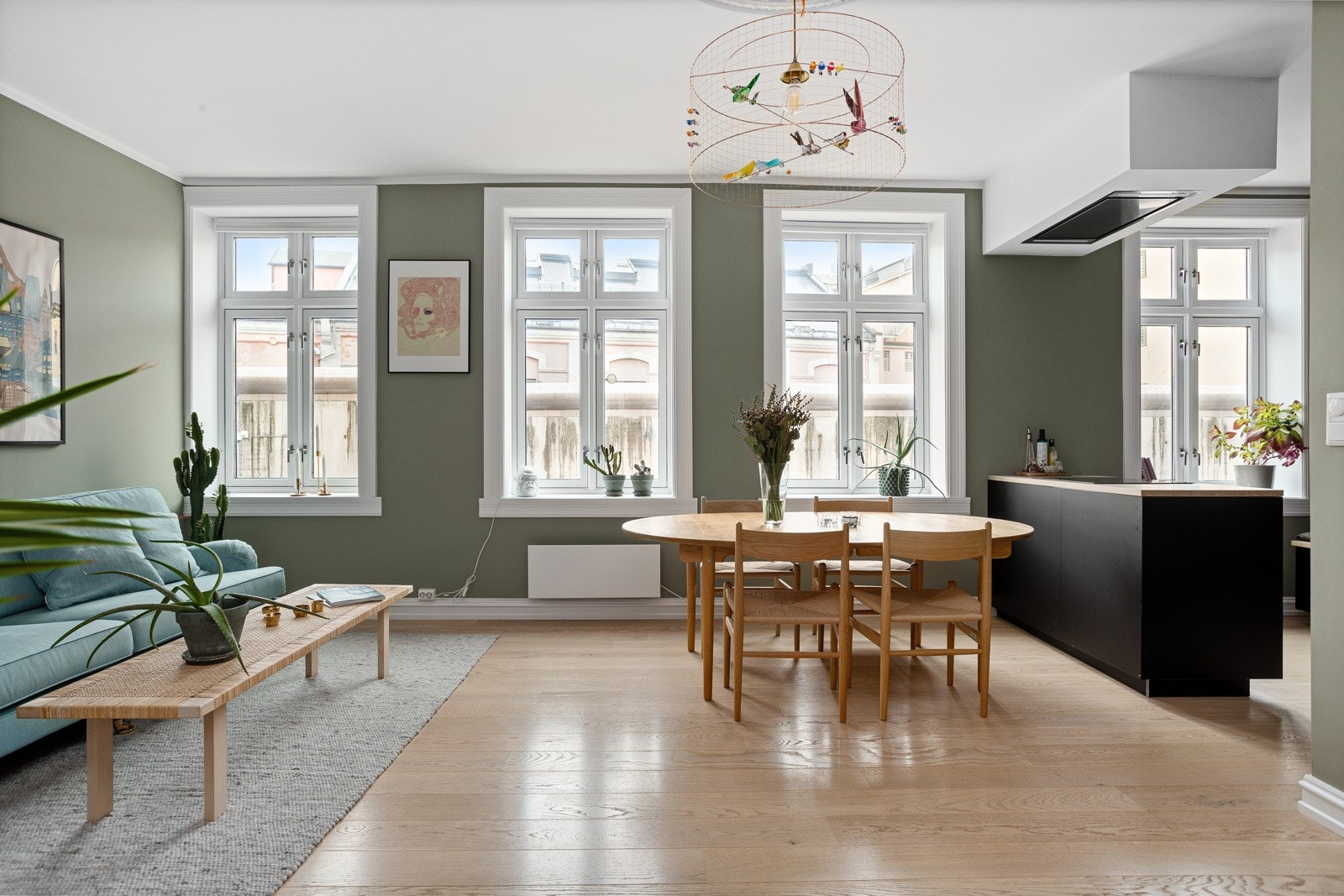 En lys, stilren og lekker 4-roms leilighet med gjennomgående høy standard. Galleribilde