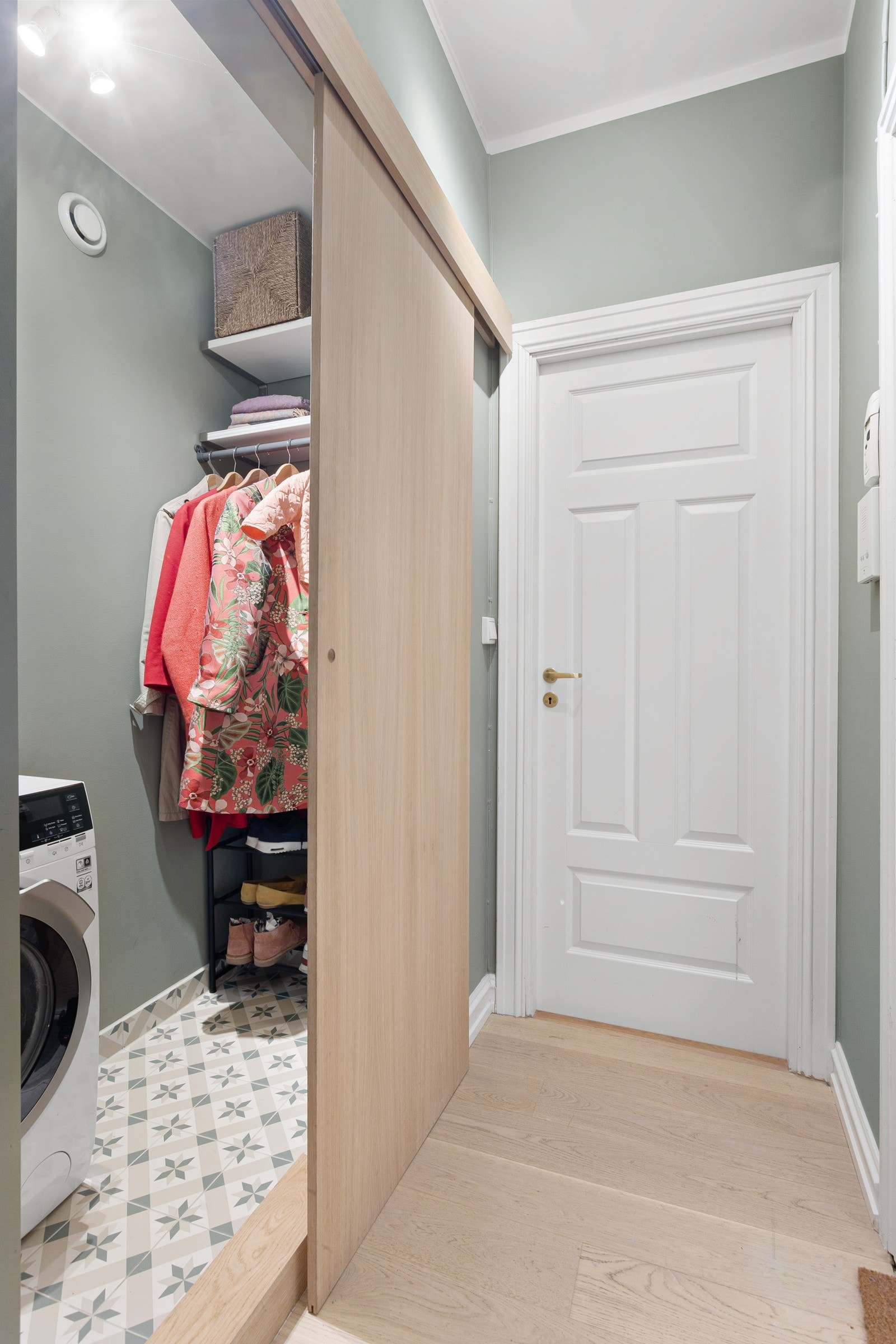 Du ønskes velkommen inn i en innbydende og praktisk entré. Galleribilde