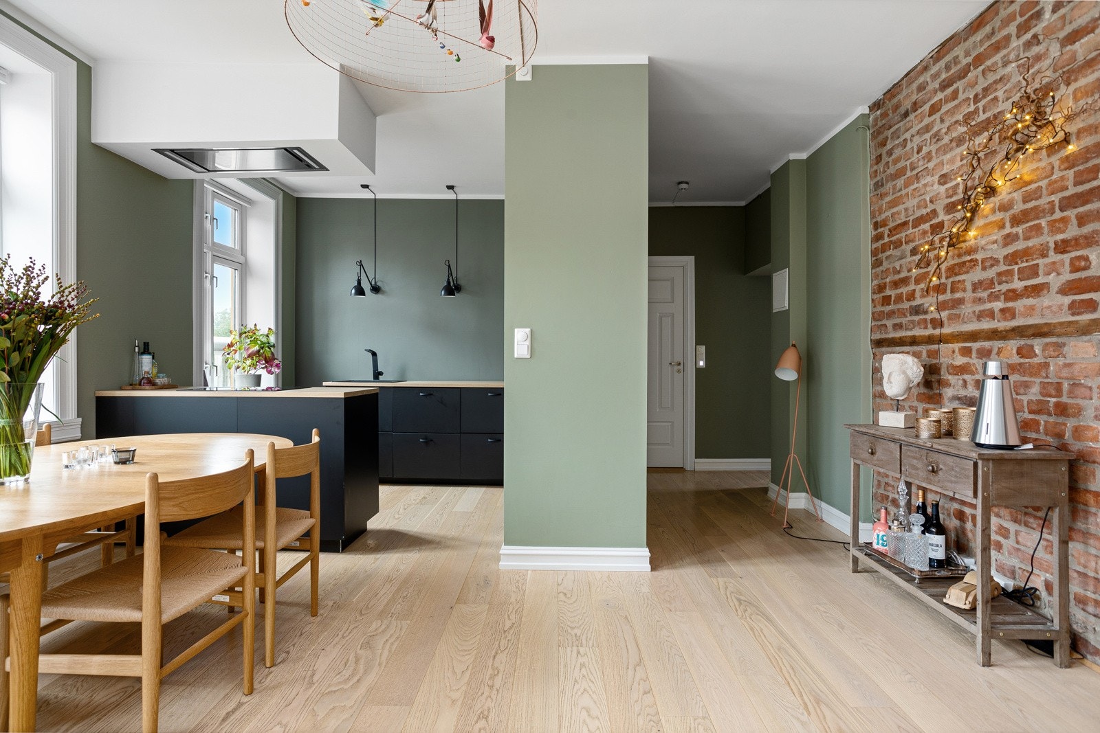 Kjøkkenet ligger i en fin delvis åpen løsning med stuen, adskilt og samtidig åpen og sosialt. Galleribilde