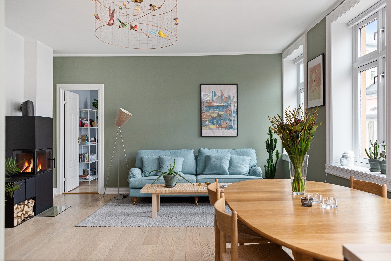 Lysinnslippet sammen med den gode takhøyden på ca. 2,73 meter bidrar til en god og luftig romfølelse. Galleribilde