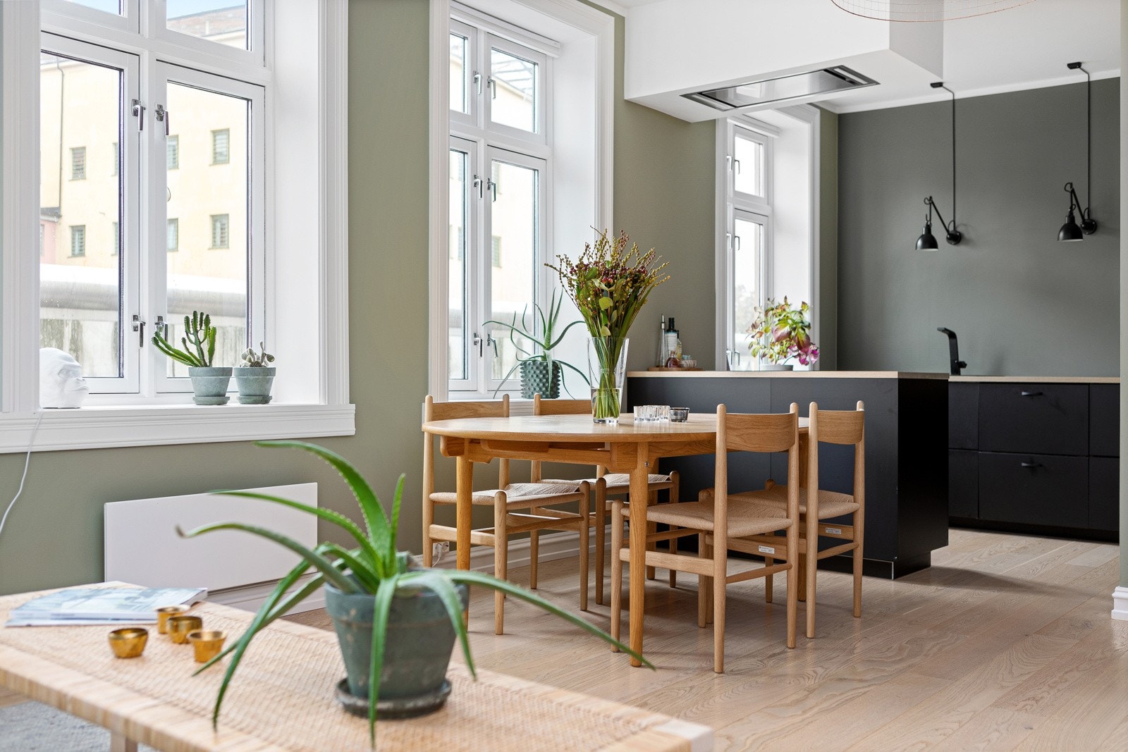 Leiligheten holder en gjennomgående høy standard fra 2017 med enstavs eikeparkett på gulv og glatte overflater malt i delikate farger. Galleribilde