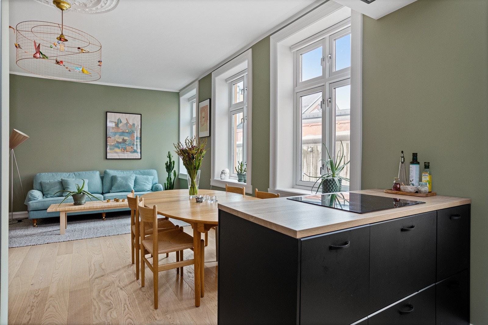 Stuen er romslig med god plass til både sofagruppe med salongbord, mediemøblement og et spisebord. Galleribilde