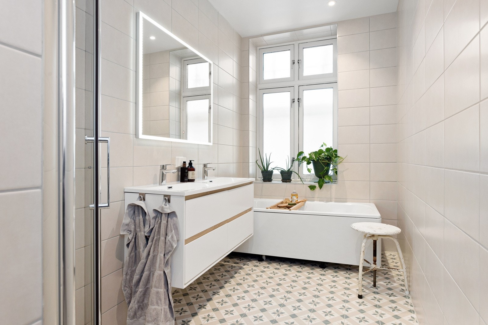 Leiligheten har et lyst og svært delikat flislagt baderom som ble pusset opp i regi av brl. i 2021. Galleribilde