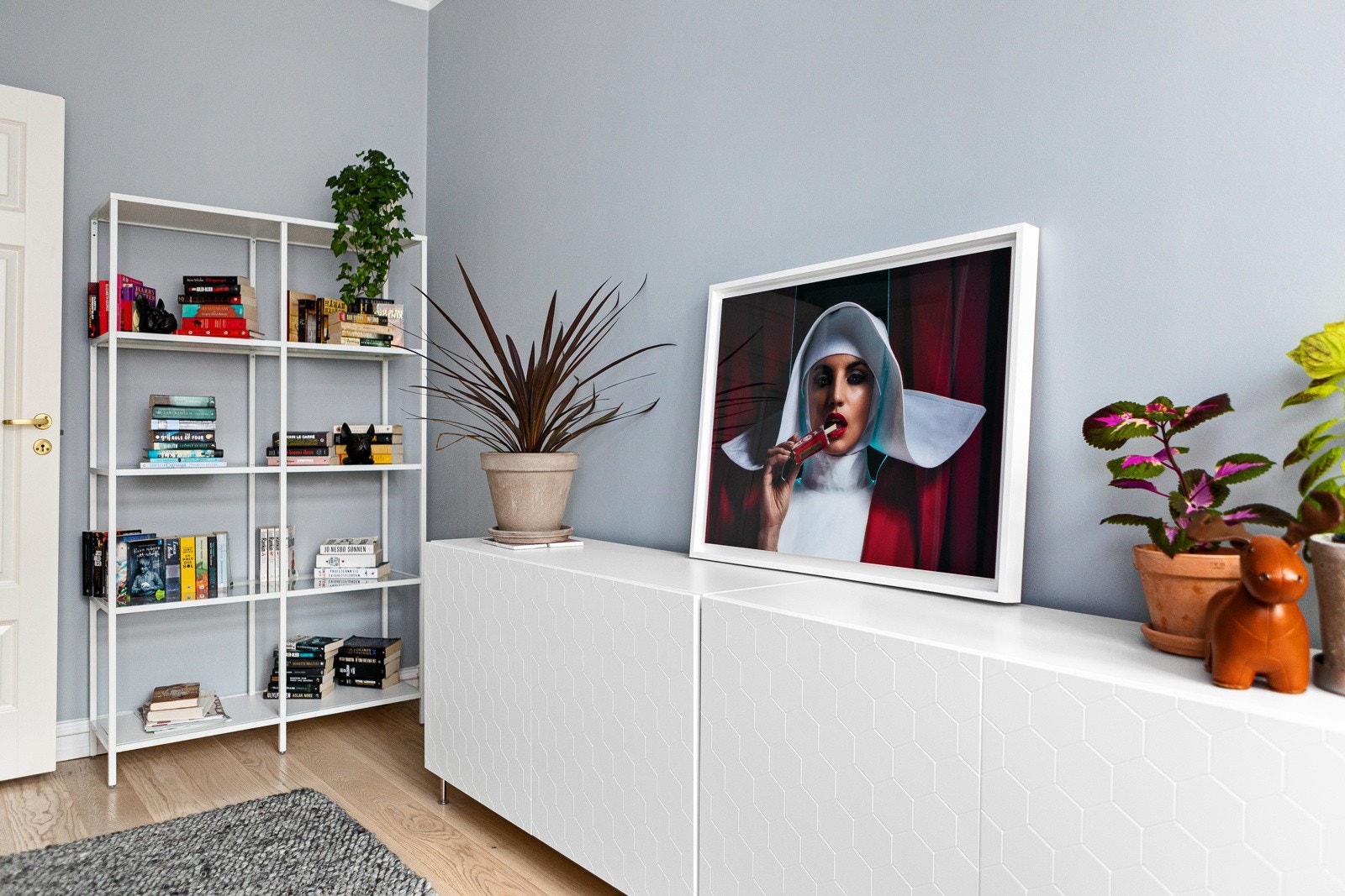 Soverommene har samme gode standard som resten av leiligheten med lys enstavs eikeparkett på gulv og glatte malte overflater. Galleribilde