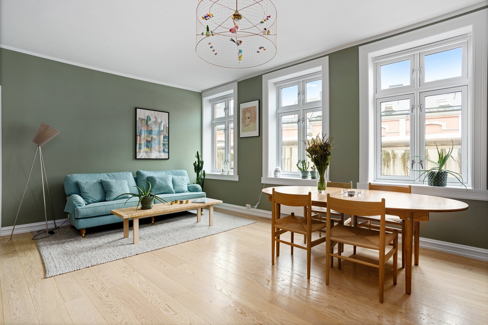 De store klassiske vindusflatene slipper inn rikelig med naturlig lys, og de brede vinduskarmene er perfekte for planter og dekor. Galleribilde