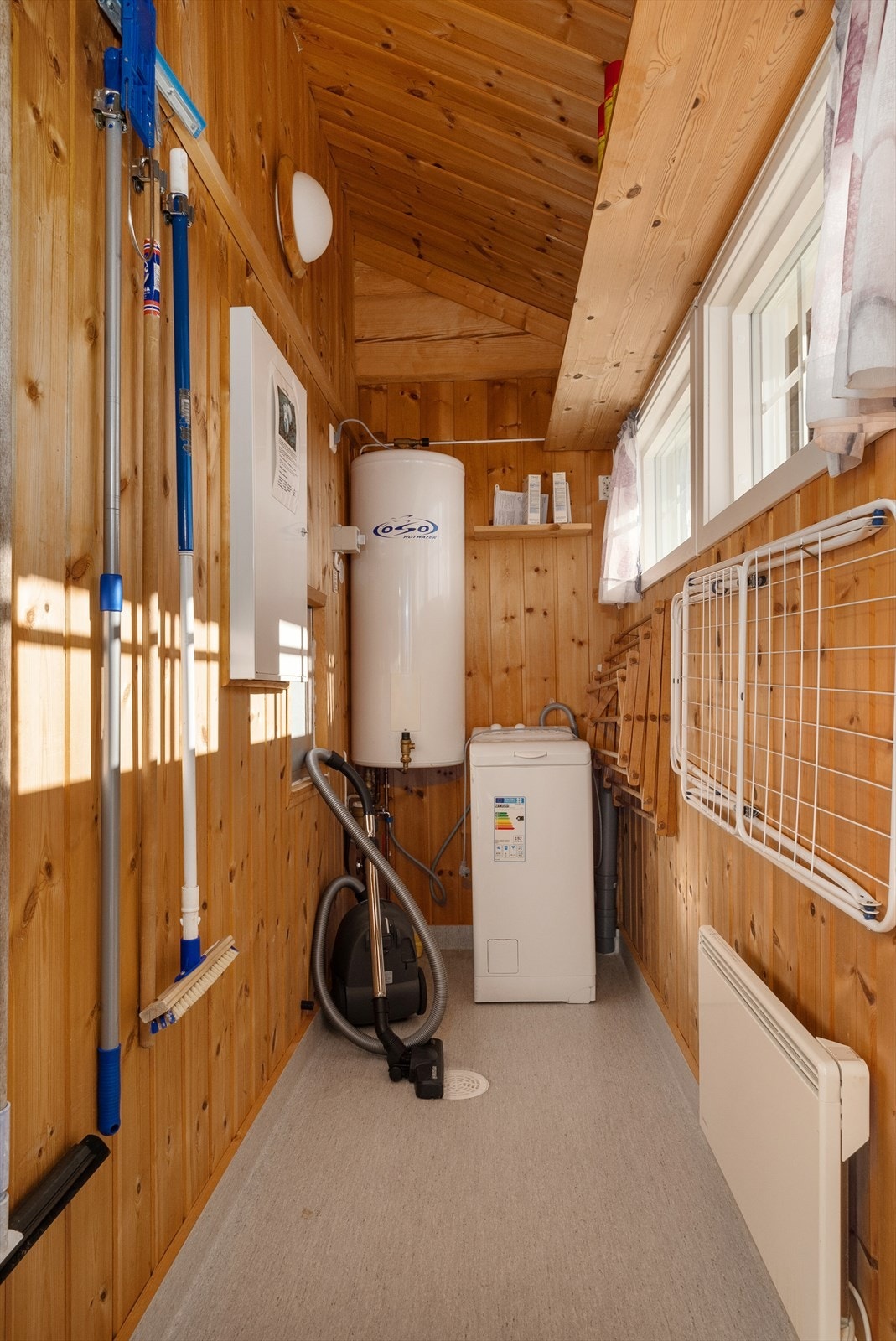 Bod og teknisk rom med opplegg til vaskemaskin. Boden er plassert dett utenfor inngangsdøren. Galleribilde