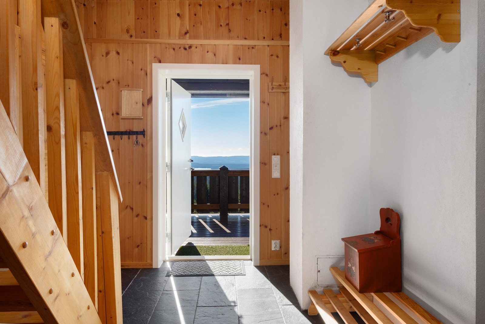 Entré med plass til å henge fra seg yttertøy. Galleribilde