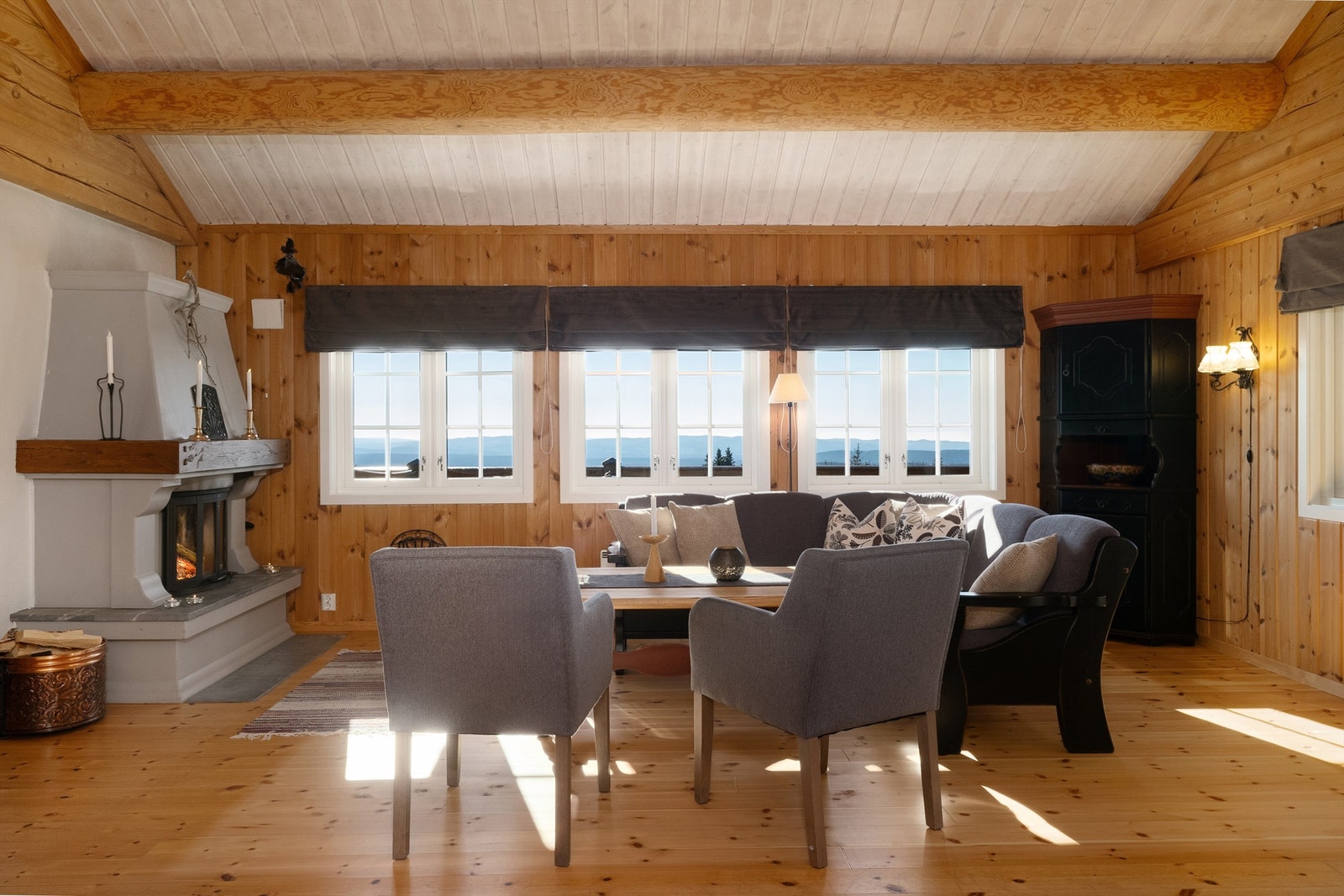 Stuen har en fantastisk utsikt hvor man bare kan lene seg tilbake å nyte. Galleribilde