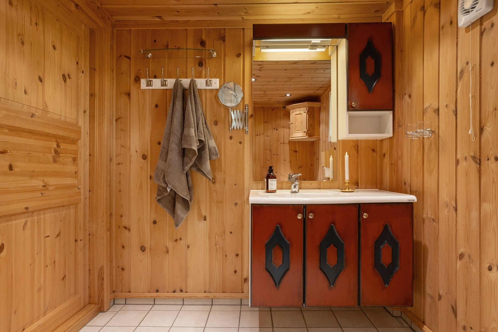 Baderom med innredning i samme stil som kjøkken. Galleribilde