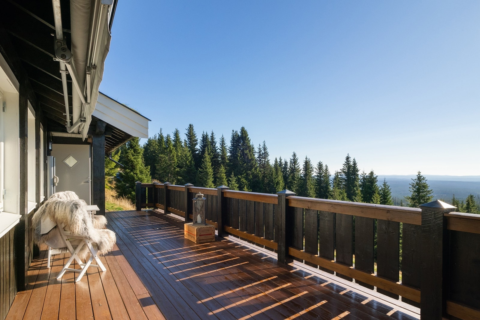 Terrasse med flotte solforhold og en praktisk markise. Galleribilde