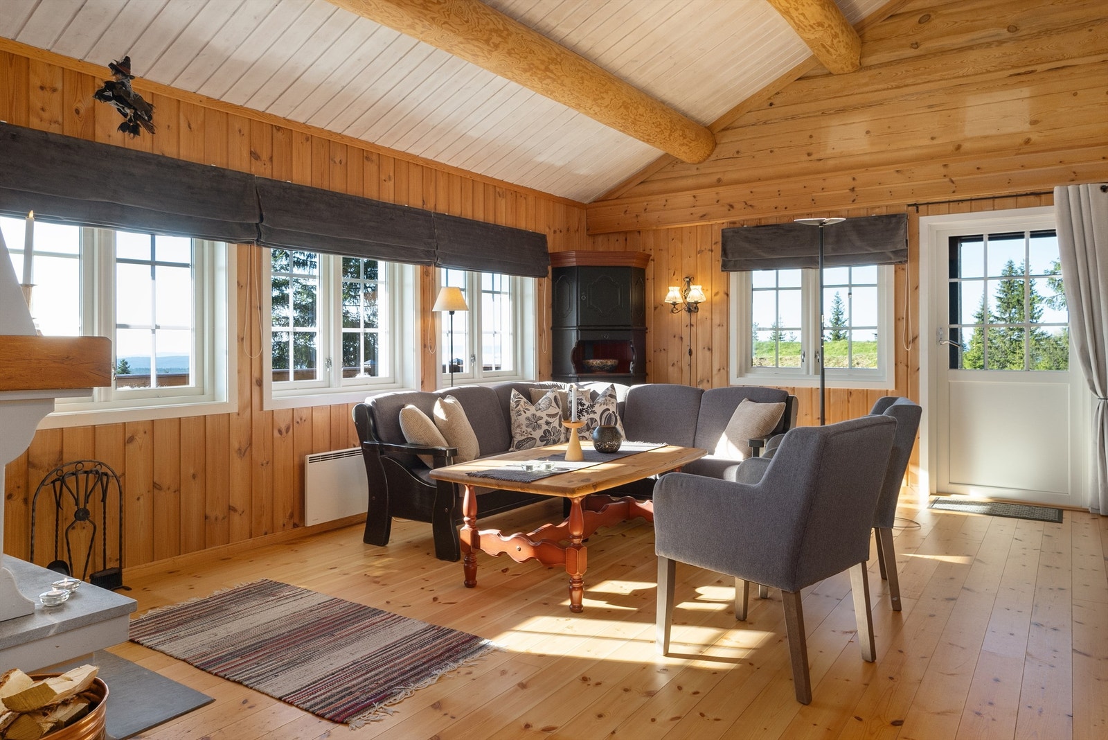 Stuen gir rom for flere møbleringsmuligheter. Galleribilde