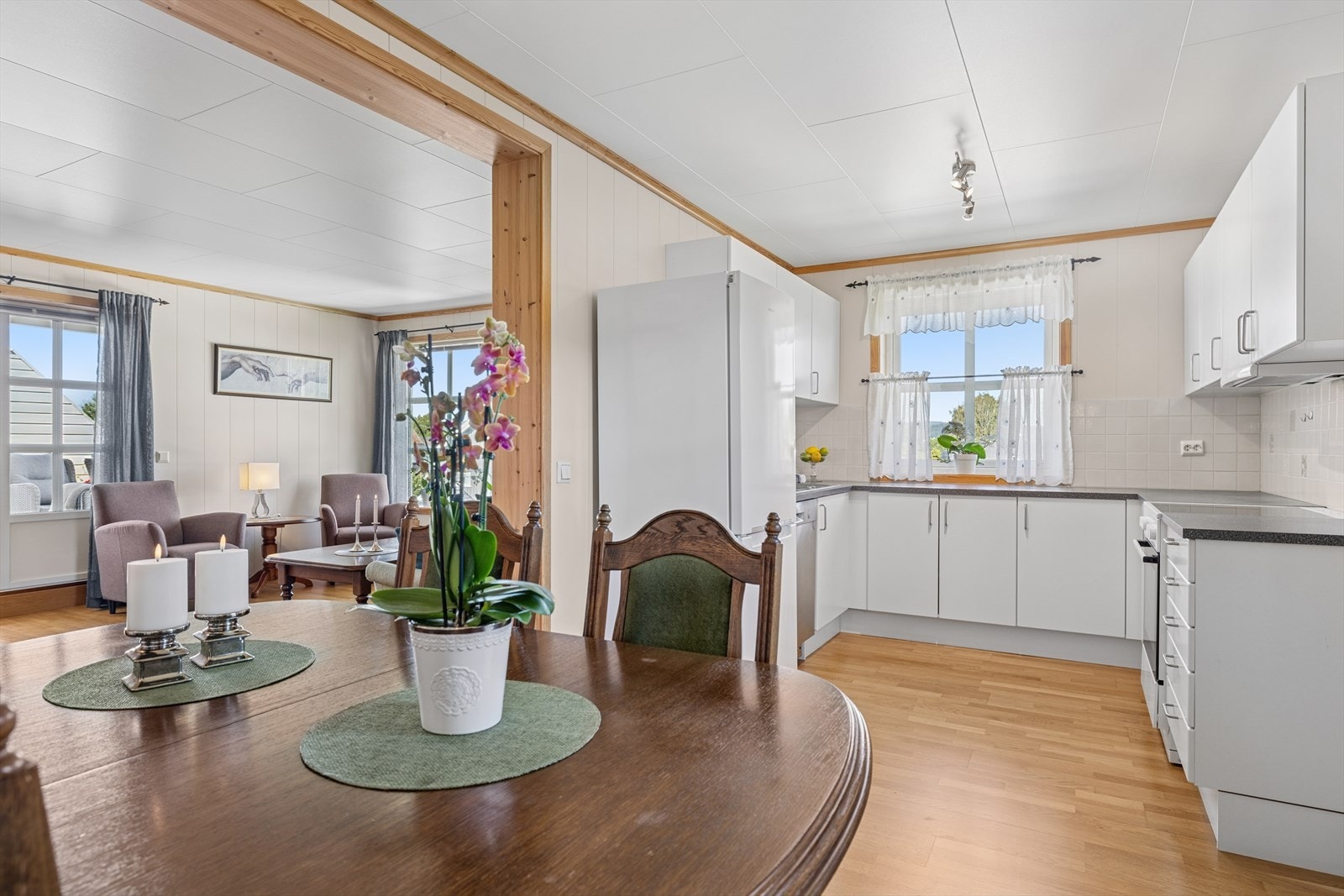 Kjøkkenet er innredet med en tidløs og praktisk løsning fra Norema (2007), med hvite, slette dør- og skuffefronter i lakkert MDF som gir et lyst og rent uttrykk. Galleribilde