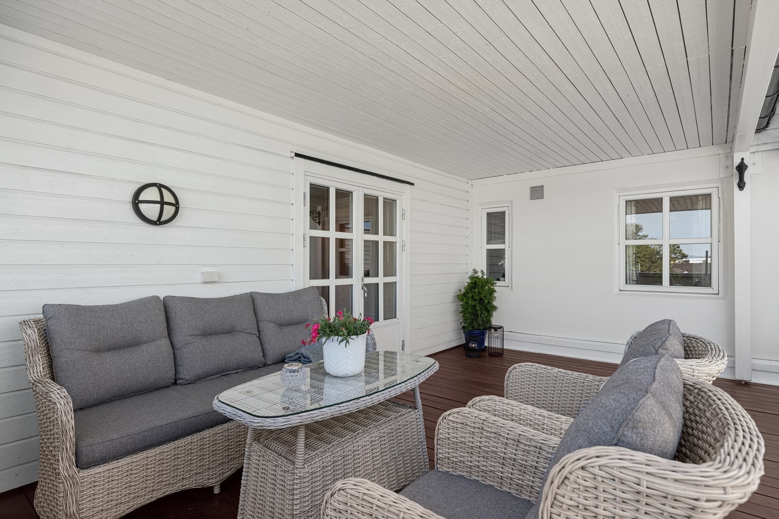 Store deler av terrassen er overbygget, noe som gir god beskyttelse mot vind og vær. Galleribilde