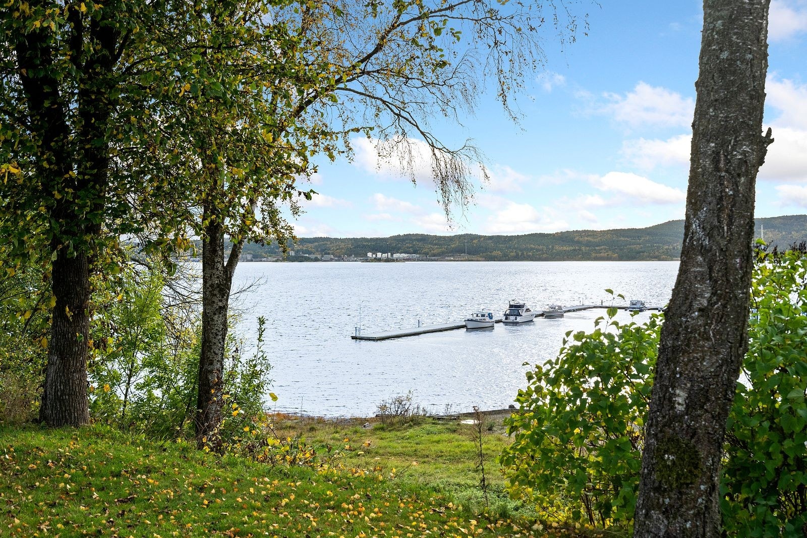 Nærområdet byr på flotte rekreasjonsmuligheter, blant annet den populære Frierstien som strekker seg fra Herøya til Brevik. Det er gode muligheter for båtplass gjennom Herøya Båtforening, hvor beboere på Herøya har fortrinnsrett. Galleribilde