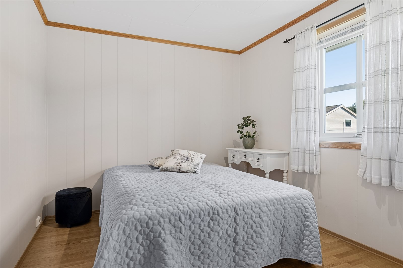 Det største soverommet er utstyrt med garderobeskap som gir praktisk oppbevaringsplass. Galleribilde