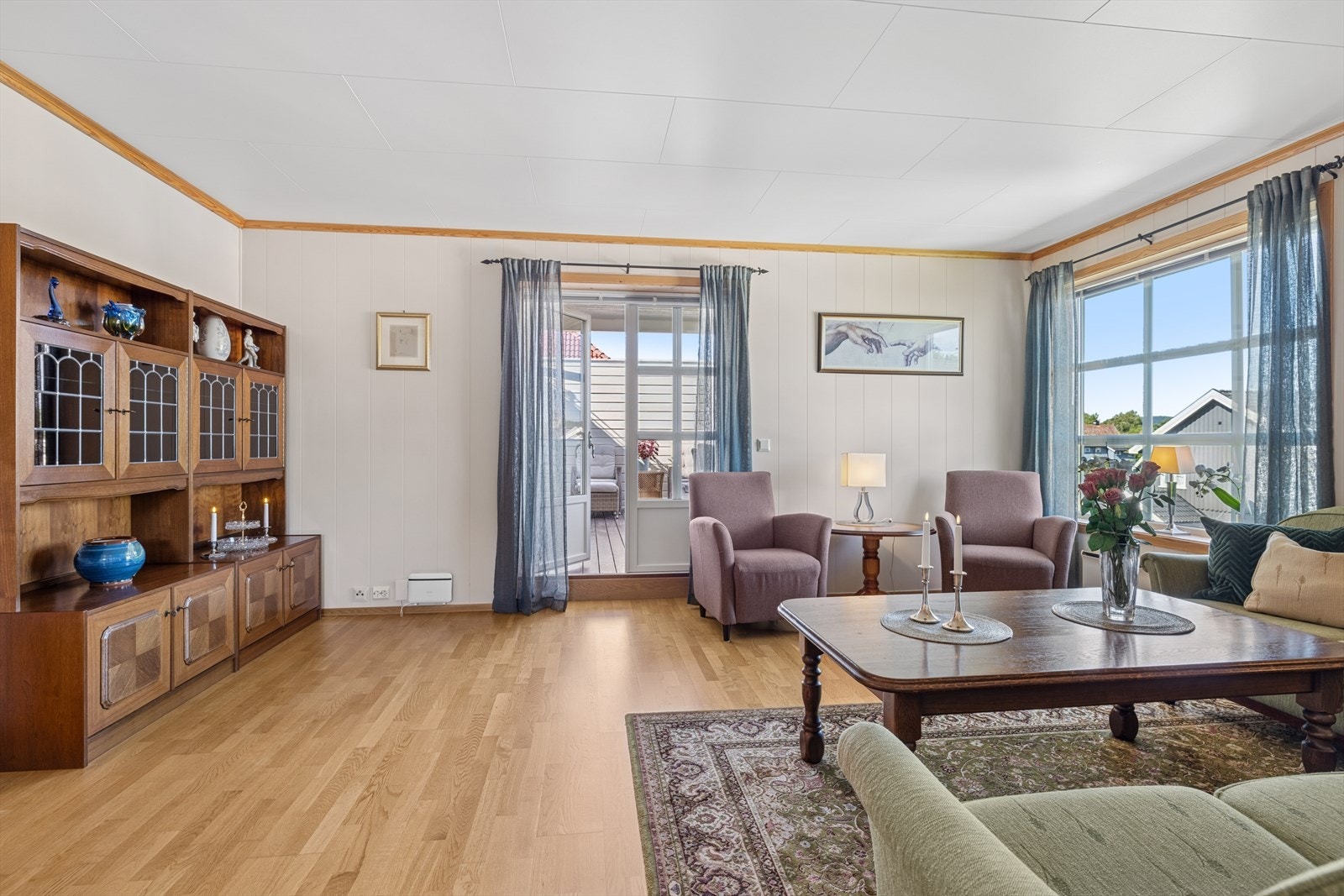 Stuen fremstår som lys og romslig, med god plass til både sofagruppe og TV-avdeling. Galleribilde