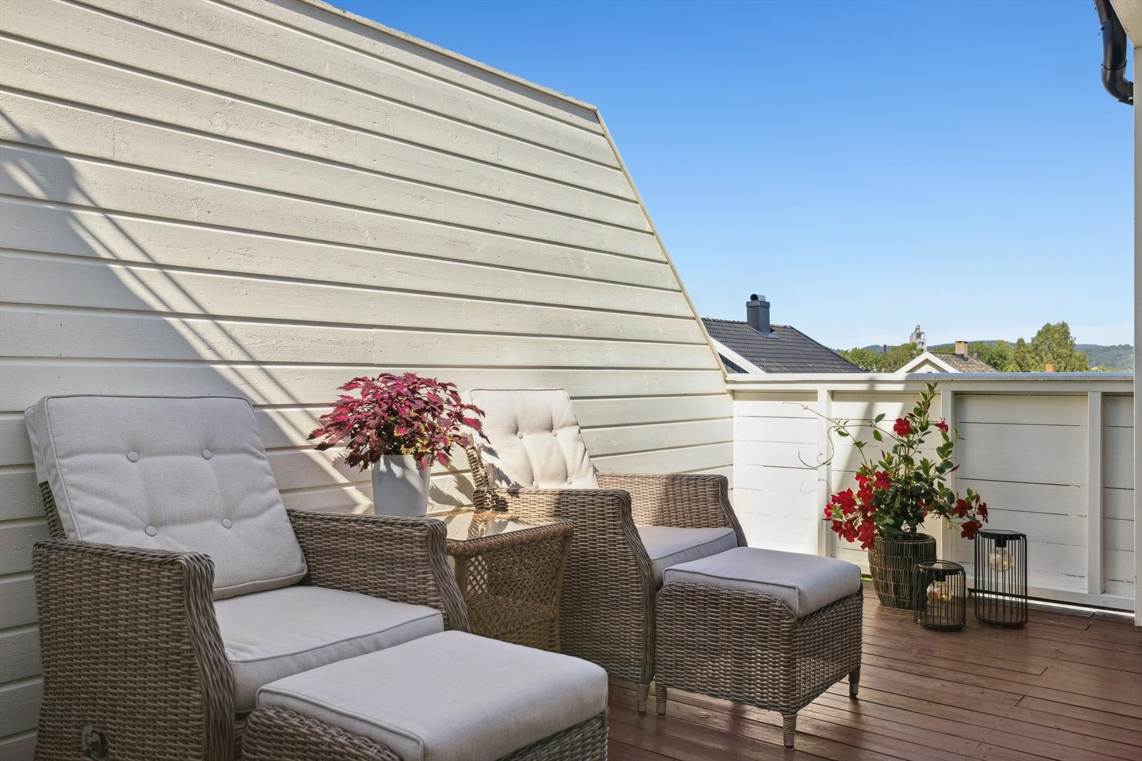 Her er det god plass til flere utemøbler, grill og avslappende stunder utendørs. Galleribilde