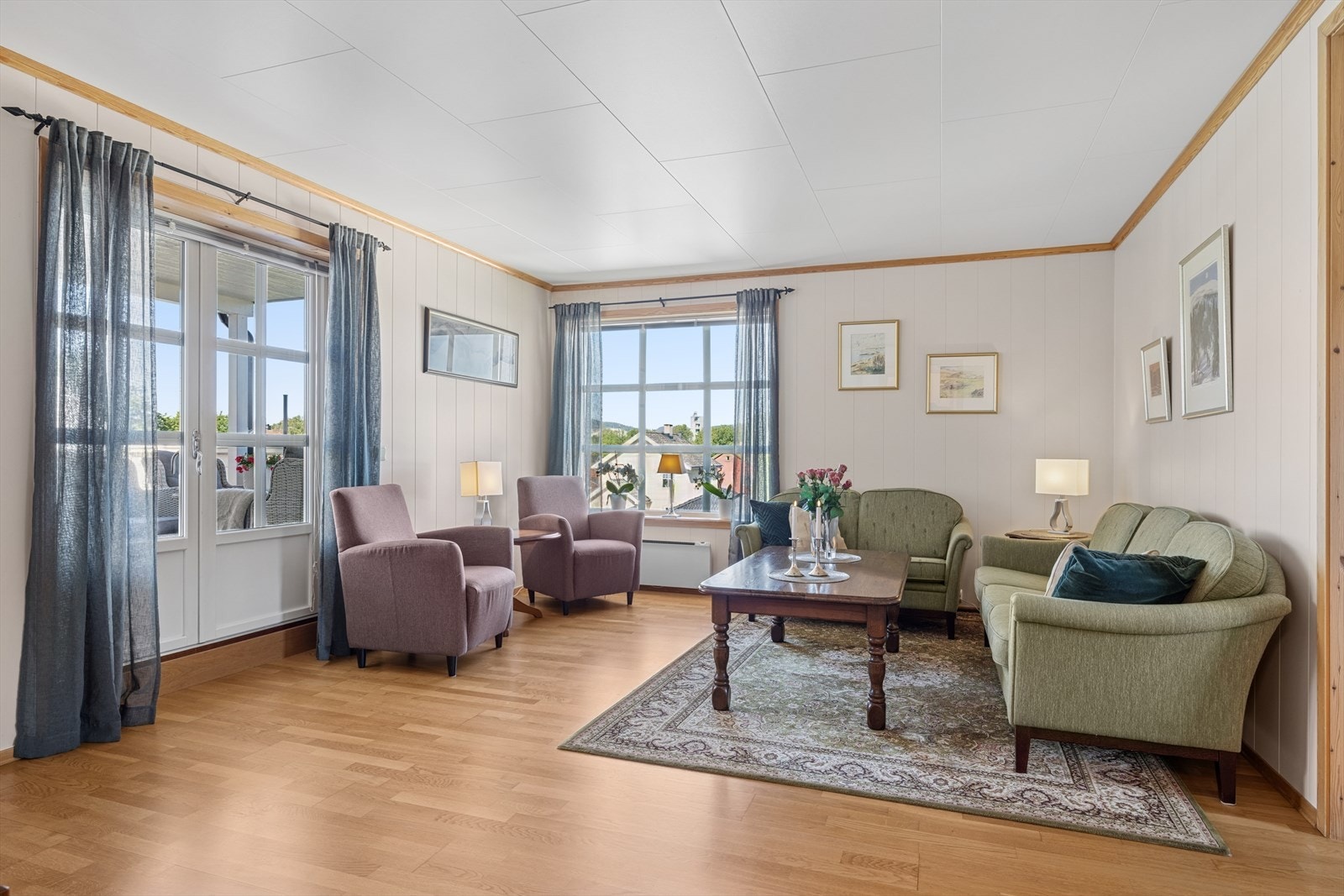 Stuen fremstår som lys og luftig, med store vindusflater som inviterer både dagslyset og utsikten inn. Her får du en behagelig atmosfære gjennom hele dagen. Galleribilde