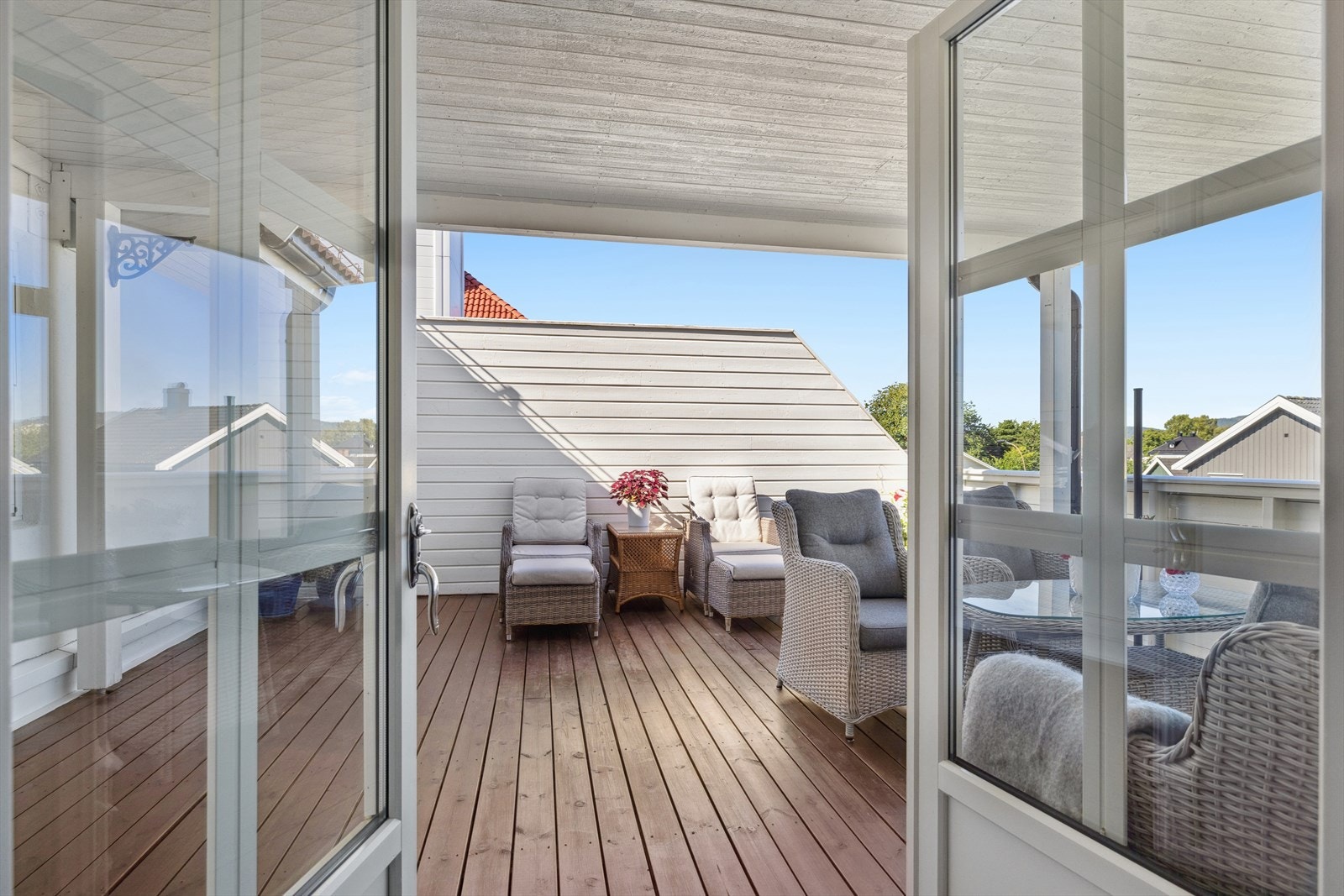 Fra stuen åpner doble terrassedører opp til en herlig og stor terrasse på hele 26 kvm. Galleribilde