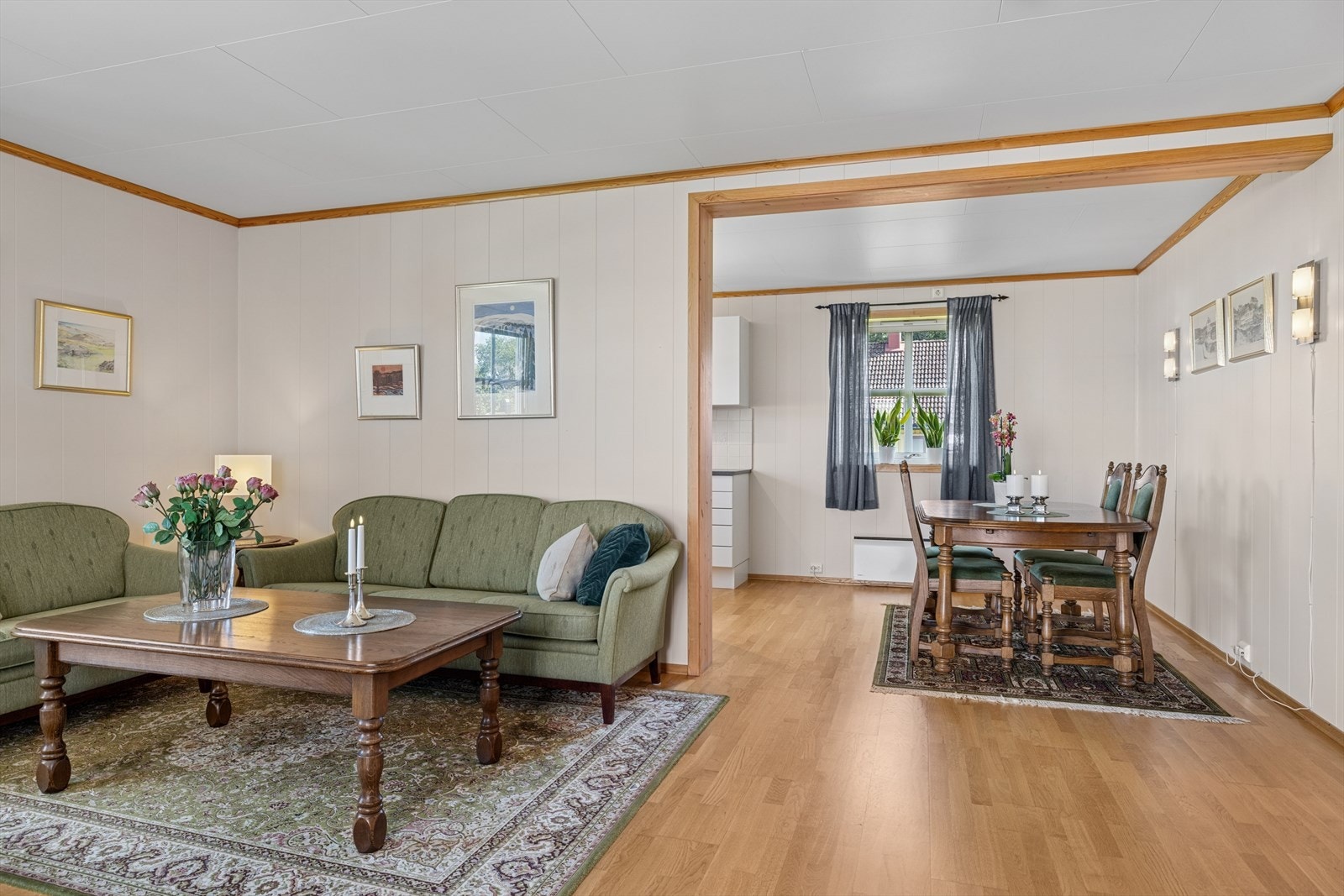 Kjøkkenet har en praktisk og delvis åpen løsning mot stuen, noe som skaper en sosial og innbydende atmosfære. Galleribilde