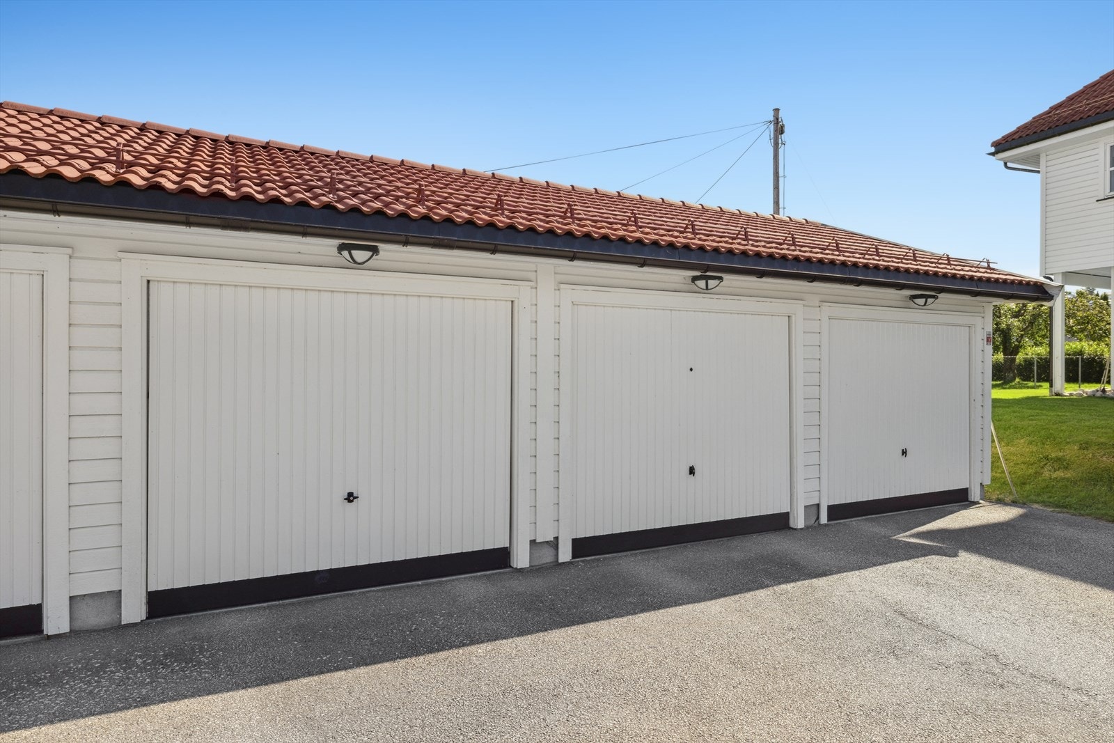 Det medfølger en biloppstillingsplass i garasjerekke, noe som gir trygg og værbeskyttet parkering - en verdifull fordel i hverdagen. Galleribilde