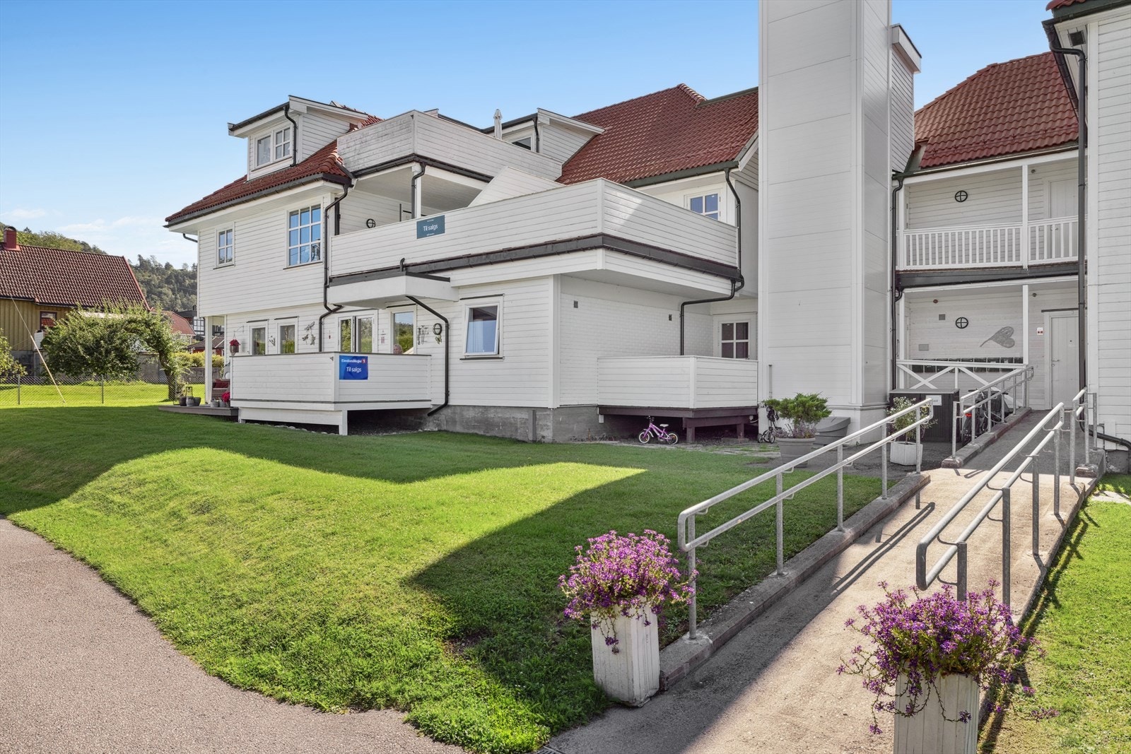 Romlig og pen 3 roms leilighet på 82 kvm fra 2007 med terrasse på hele 26 kvm. Lagringsbod i kjeller og garasje nr. 3 fra leiligheten medfølger. Kort avstand til det meste. Galleribilde