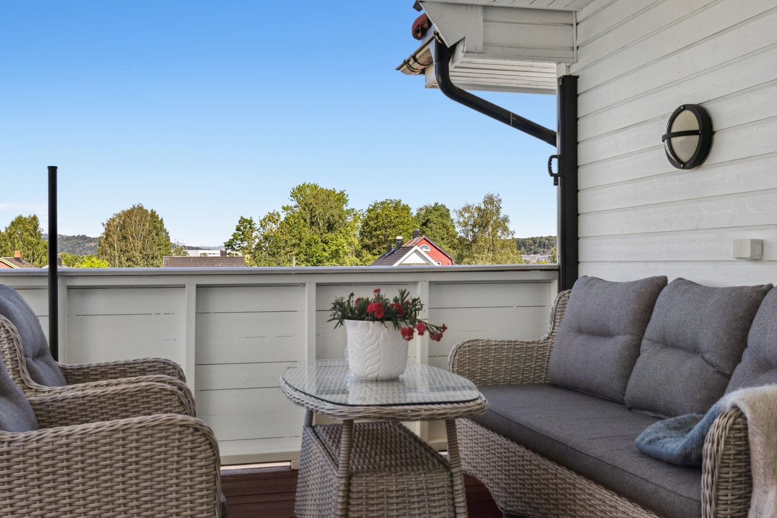 Den lune og skjermede utformingen skaper en privat og komfortabel atmosfære Galleribilde