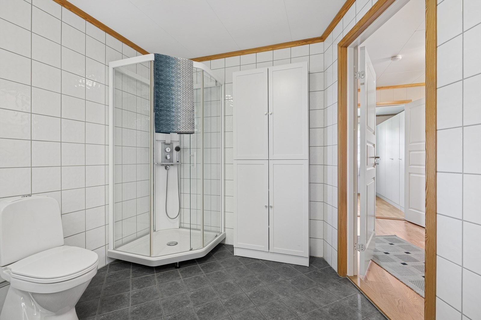 Det er opplegg for vaskemaskin, noe som gjør rommet både funksjonelt og plassbesparende. Ventilasjonen ivaretas av en elektrisk veggventil, og døren har luftespalte for god luftsirkulasjon. Galleribilde