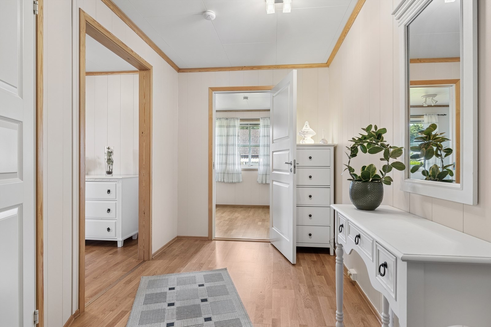 Fra entréen har du tilgang til to soverom av god størrelse, hvor det ene har direkte adgang til en innvendig bod og et pent baderom. Videre inn via en mellomgang finner du stue med åpen løsning mot kjøkken og spisestue og en herlig stor terrasse. Galleribilde