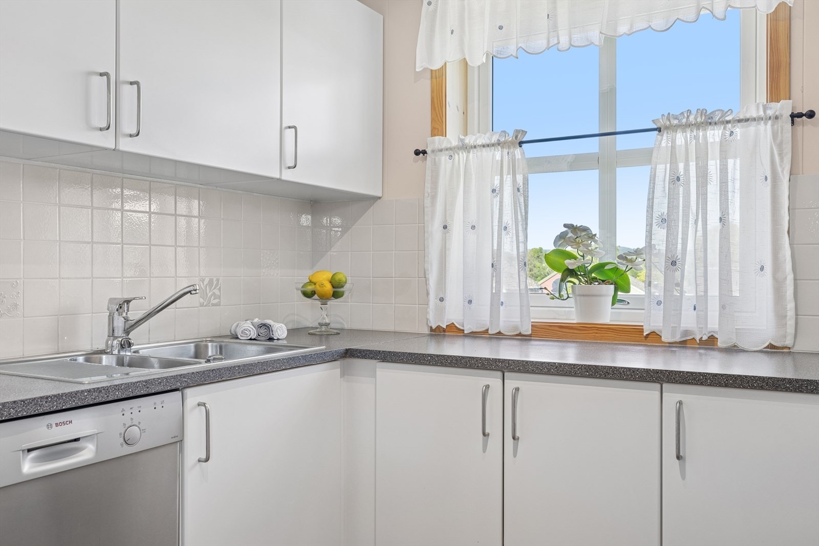 Mellom over- og underskap er det lagt fliser som gir et pent og lettstelt arbeidsområde. Galleribilde