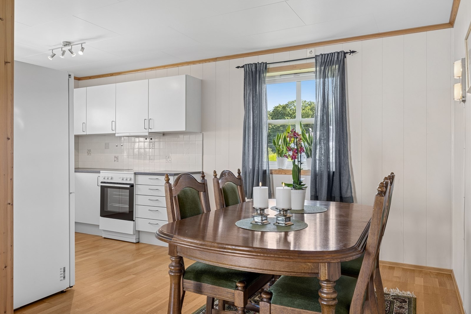 Dette gjør kjøkkenet til et naturlig samlingspunkt i boligen, med god plass til spisebord og hyggelige måltider. Løsningen gir en fin flyt mellom rommene og bidrar til en lys og romslig opplevelse av boligen. Galleribilde