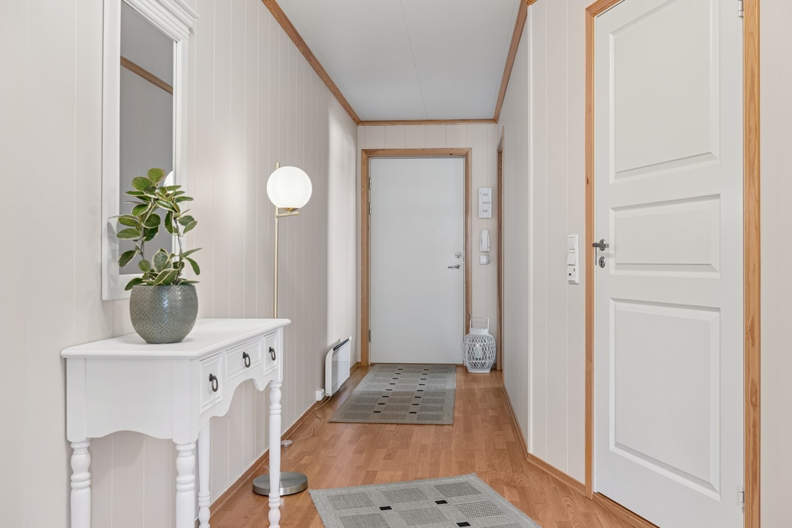 Leiligheten har adkomst via både heis og trapp, noe som gir enkel tilgjengelighet for alle aldersgrupper. Når du kommer inn, møtes du av en lys og romslig entré med god plass til å henge fra seg yttertøy og sette fra seg sko. Galleribilde
