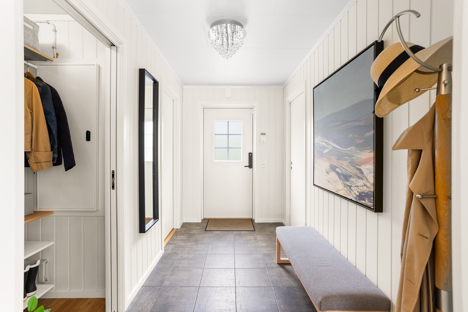 Inne i entréen har du en innbydende gang med plass til oppheng av yttertøy og til å sette fra seg sko. Galleribilde