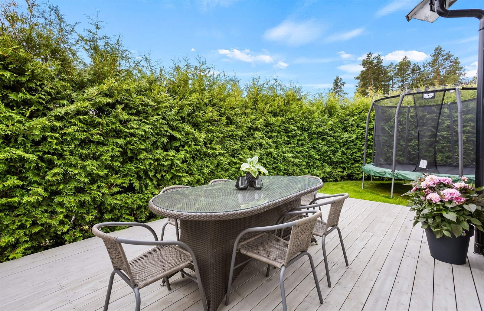 Her er det rikelig med plass til utemøbler, grill og sosiale sammenkomster. Galleribilde