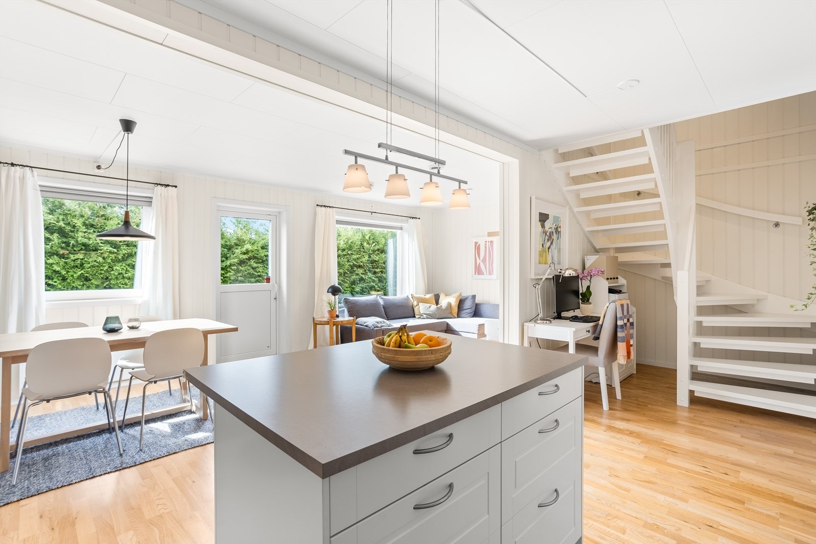 Kjøkkenøyen fungerer som en naturlig soneinndeling mellom kjøkkenet og spisestuen. Galleribilde