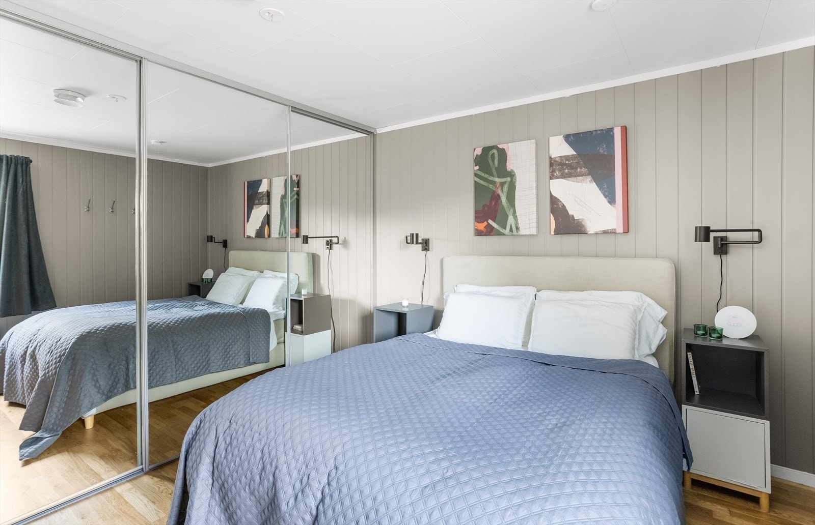 Romslig hovedsoverom med plass til dobbeltseng, nattbord og annet soveromsinteriør. Galleribilde