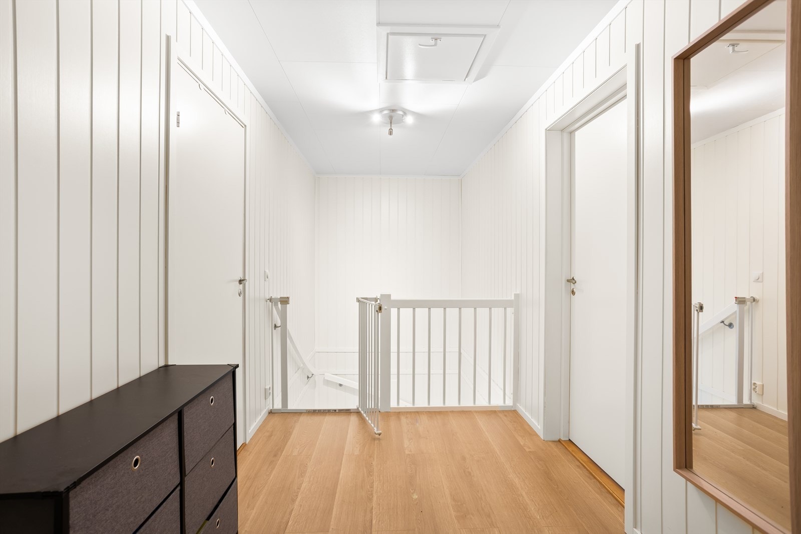 I 2. etasje finner du et trapperom, to boder, bad og to soverom. Galleribilde