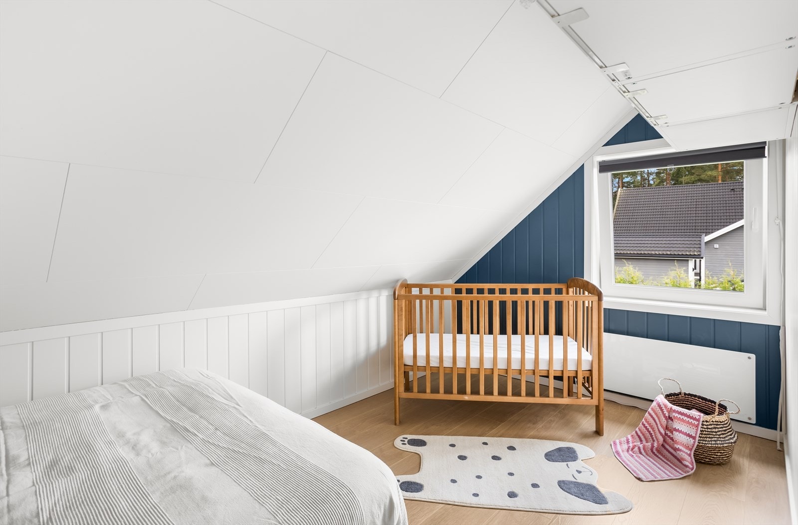 Rommet har en fin størrelse med plass til både seng, nattbord og kommode. Galleribilde