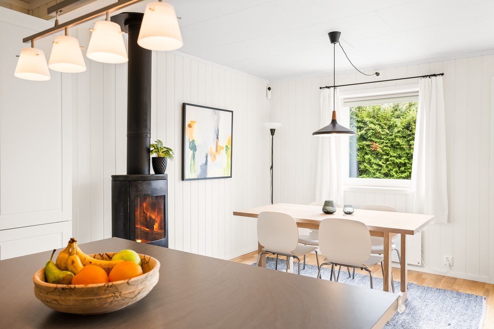 Det er god plass til et spisebord i tilknytning til kjøkkenet. Galleribilde