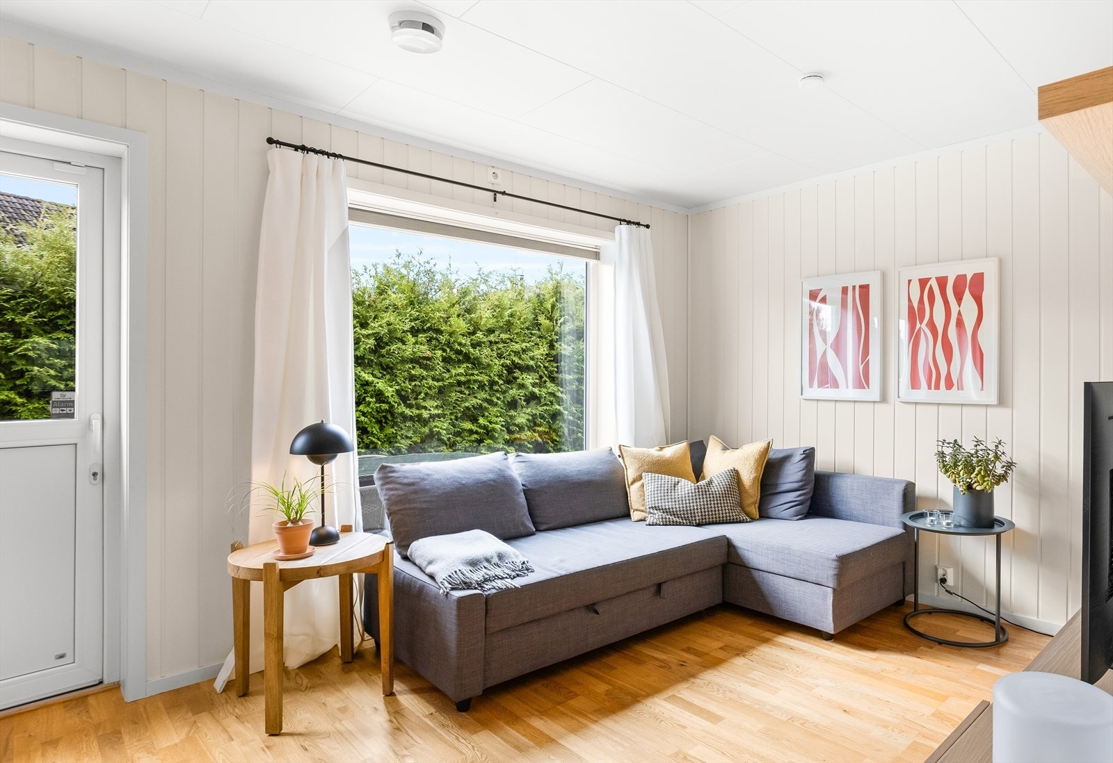 Boligen har en lys stue med mye naturlig lys fra gode vindusflater. Galleribilde