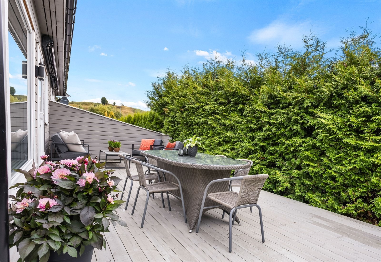 Terrassen er belagt med impregnerte terrassebord og er utstyrt med utelys og stikkontakt. Galleribilde