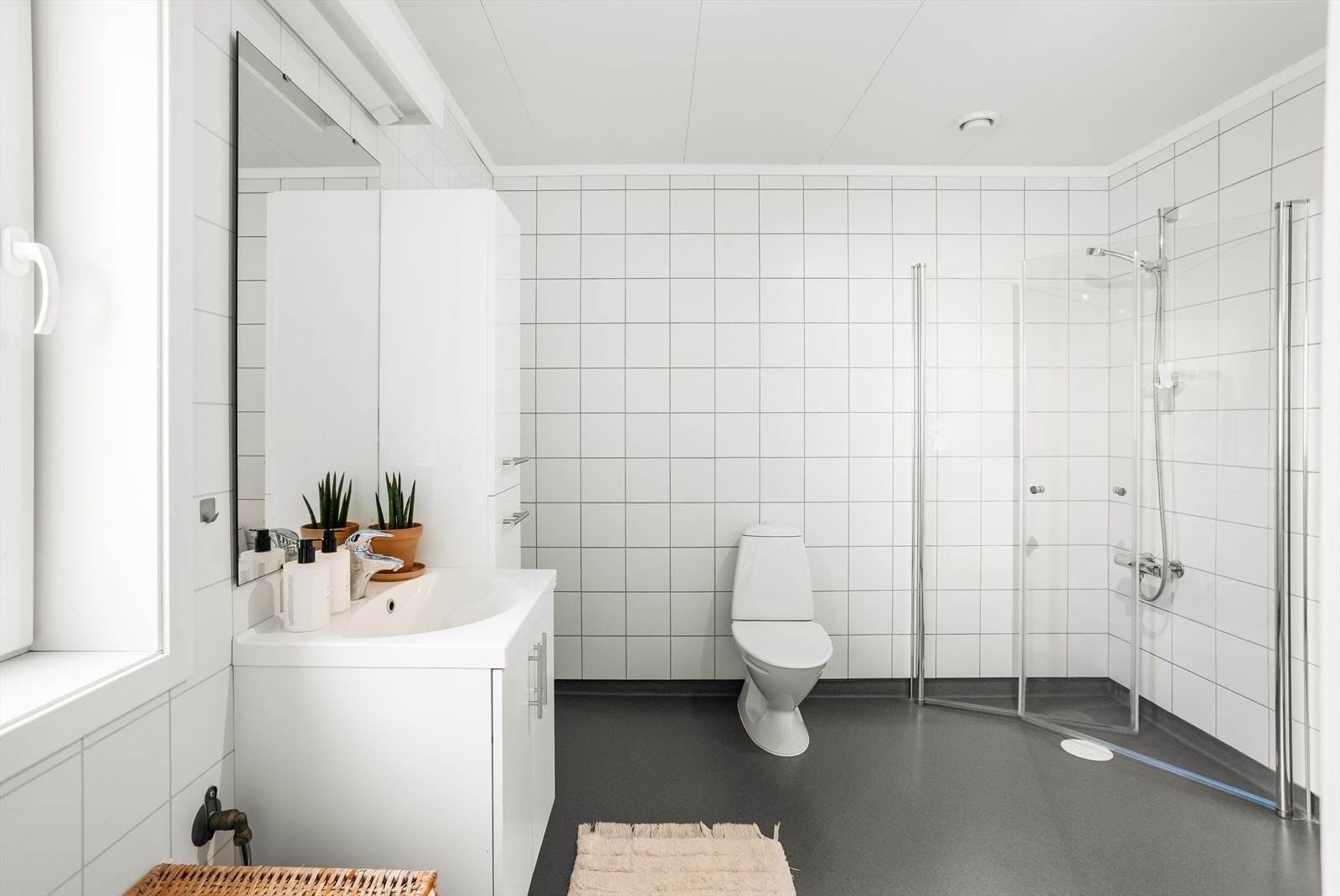 Delikat bad med gulvvarme og lufteventil i tak tilknyttet balansert ventilasjon. Galleribilde